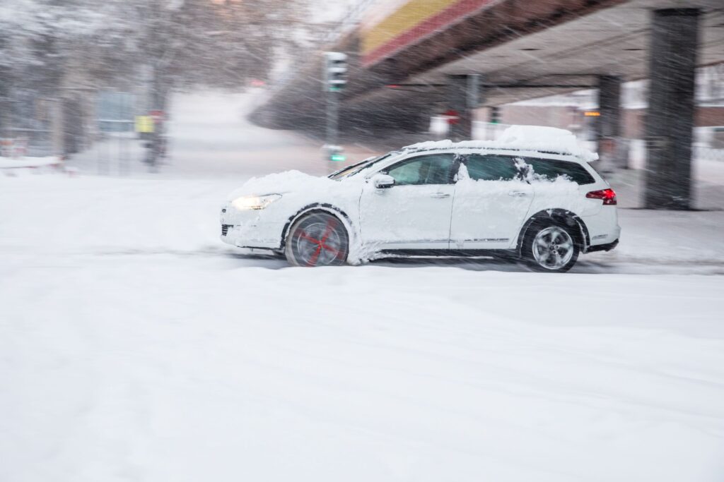 ¿Cómo conducir con nieve o hielo?